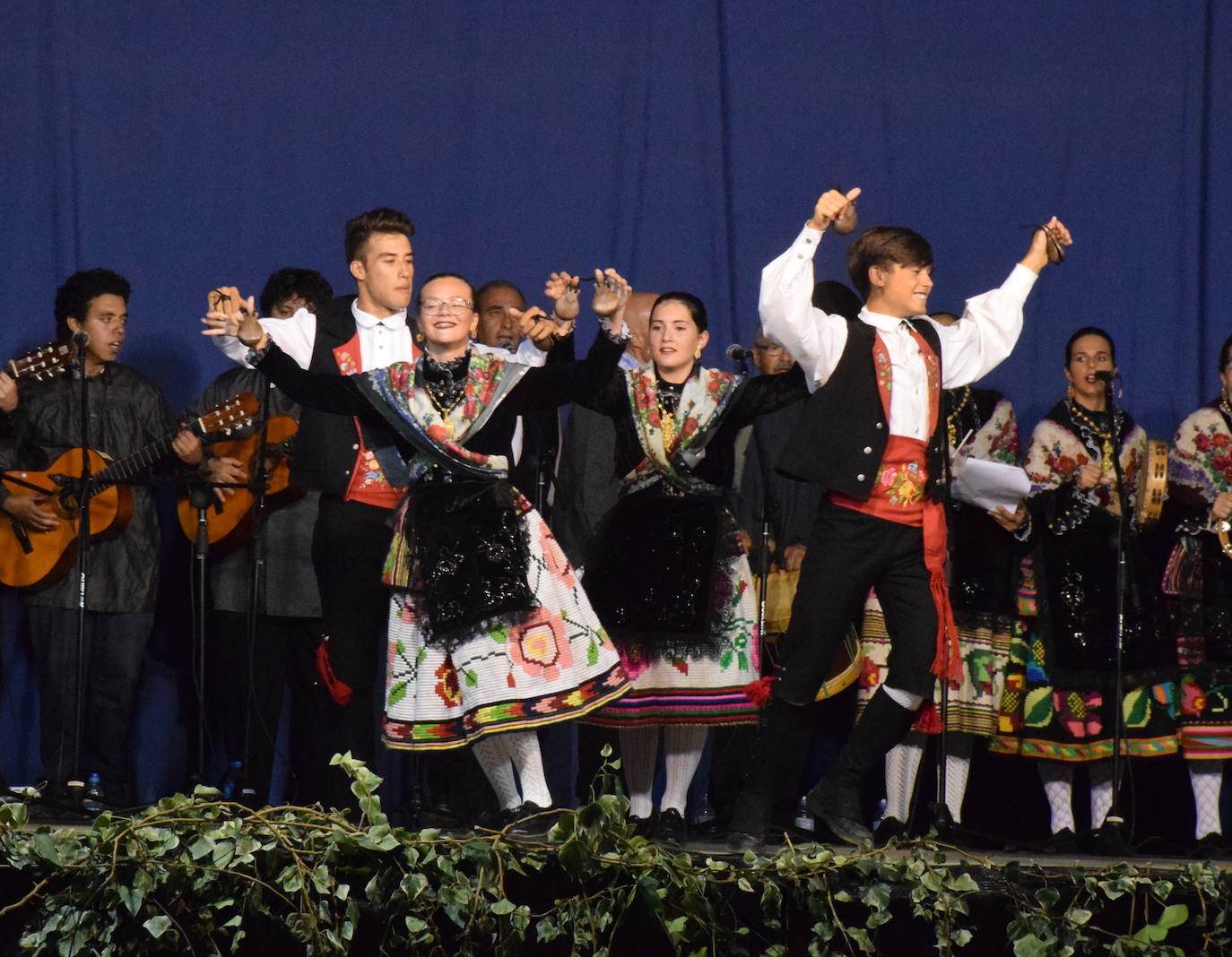 El Festival Valfermoso, organizado por la Asociación Coros y Danzas Virgen del Rosario, congregó a más de 700 personas en la plaza de Huertas de Ánimas. Como novedad, actuó la formación 'Cultura y tradición mexicana', con rimos y bailes muy variados. También se subieron al escenario el grupo infantil, el juvenil y el titular de entidad anfitriona. 
