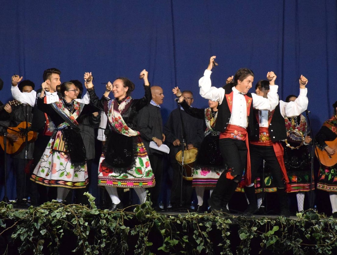 El Festival Valfermoso, organizado por la Asociación Coros y Danzas Virgen del Rosario, congregó a más de 700 personas en la plaza de Huertas de Ánimas. Como novedad, actuó la formación 'Cultura y tradición mexicana', con rimos y bailes muy variados. También se subieron al escenario el grupo infantil, el juvenil y el titular de entidad anfitriona. 
