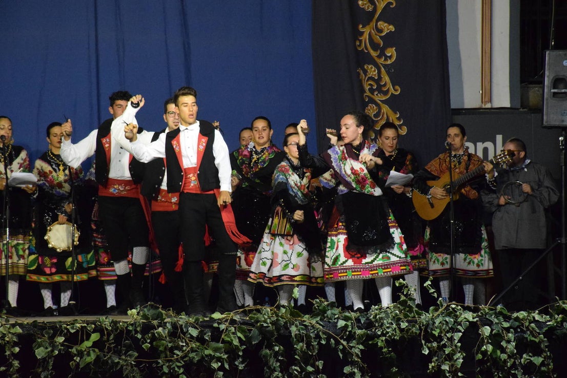 El Festival Valfermoso, organizado por la Asociación Coros y Danzas Virgen del Rosario, congregó a más de 700 personas en la plaza de Huertas de Ánimas. Como novedad, actuó la formación 'Cultura y tradición mexicana', con rimos y bailes muy variados. También se subieron al escenario el grupo infantil, el juvenil y el titular de entidad anfitriona. 