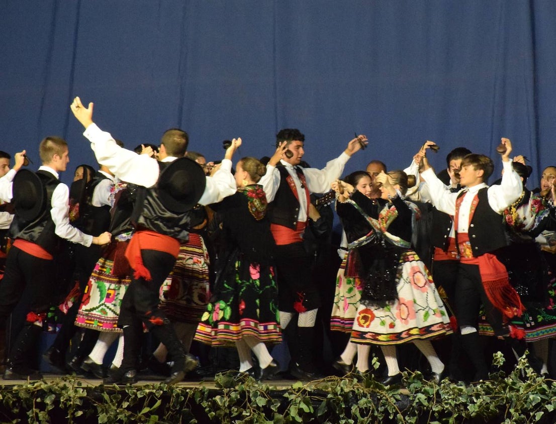 El Festival Valfermoso, organizado por la Asociación Coros y Danzas Virgen del Rosario, congregó a más de 700 personas en la plaza de Huertas de Ánimas. Como novedad, actuó la formación 'Cultura y tradición mexicana', con rimos y bailes muy variados. También se subieron al escenario el grupo infantil, el juvenil y el titular de entidad anfitriona. 