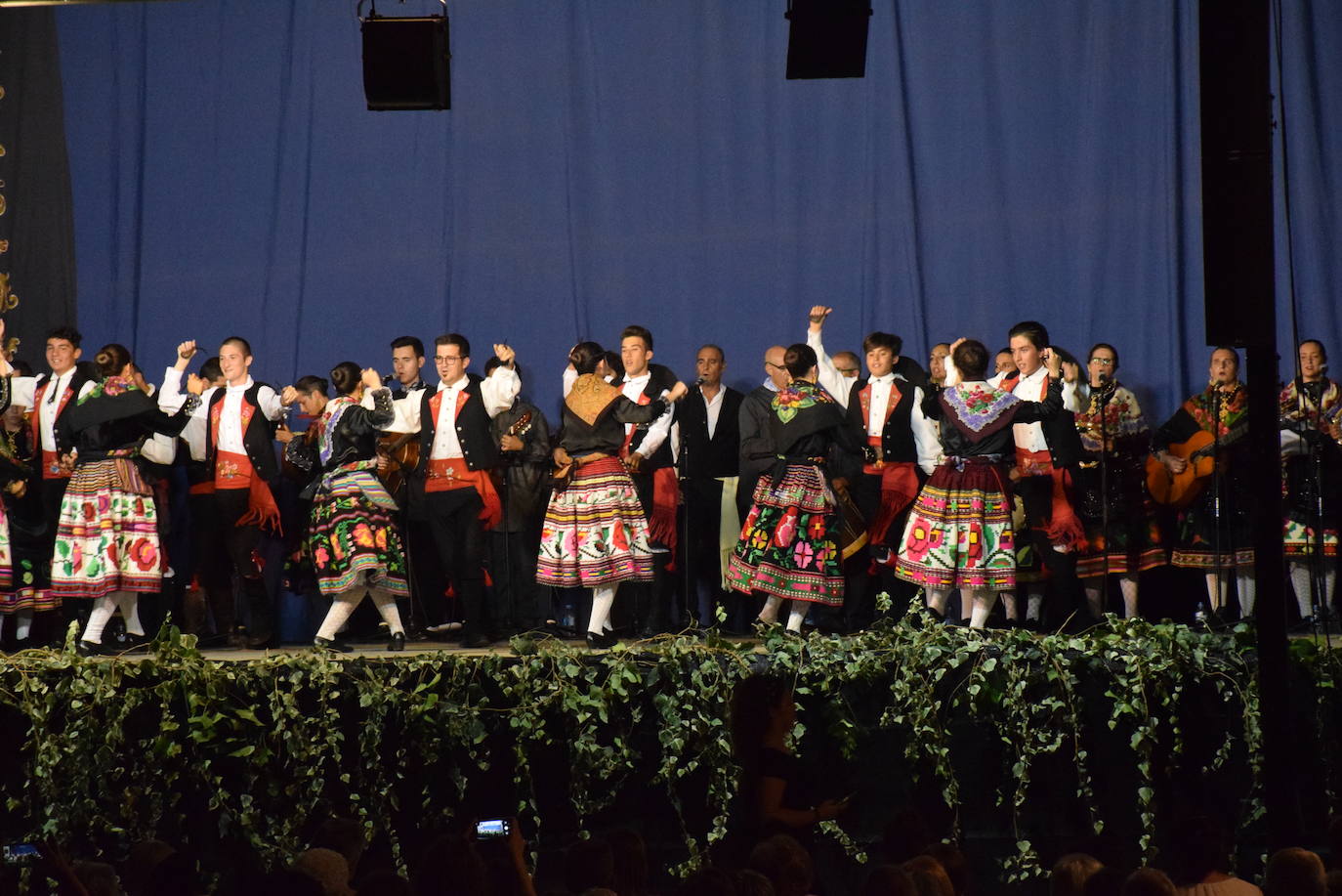 El Festival Valfermoso, organizado por la Asociación Coros y Danzas Virgen del Rosario, congregó a más de 700 personas en la plaza de Huertas de Ánimas. Como novedad, actuó la formación 'Cultura y tradición mexicana', con rimos y bailes muy variados. También se subieron al escenario el grupo infantil, el juvenil y el titular de entidad anfitriona. 