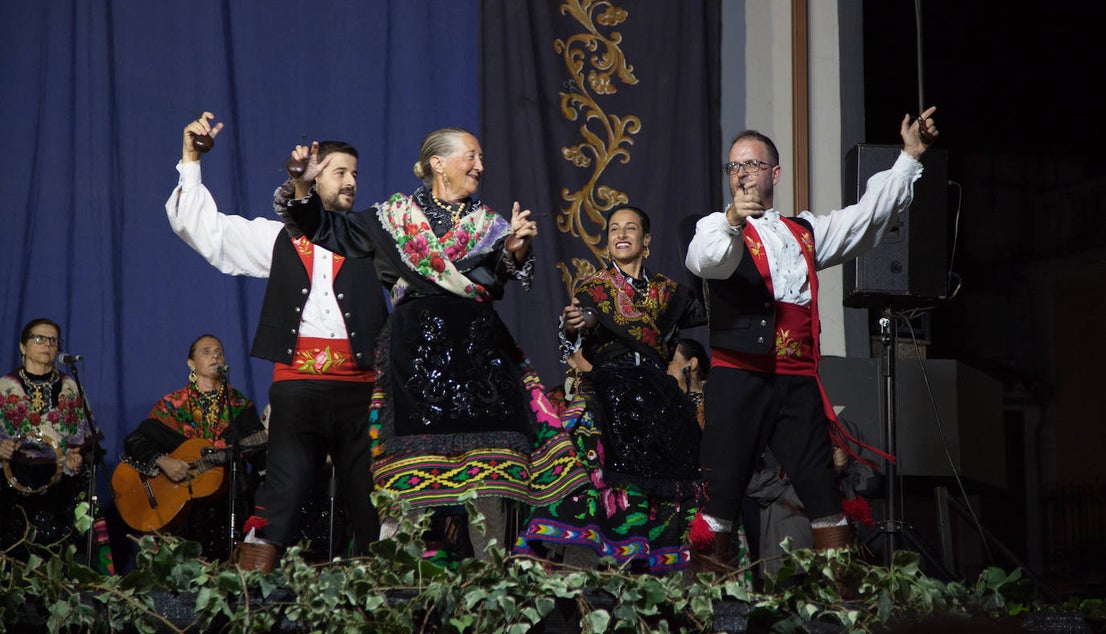 El Festival Valfermoso, organizado por la Asociación Coros y Danzas Virgen del Rosario, congregó a más de 700 personas en la plaza de Huertas de Ánimas. Como novedad, actuó la formación 'Cultura y tradición mexicana', con rimos y bailes muy variados. También se subieron al escenario el grupo infantil, el juvenil y el titular de entidad anfitriona. 