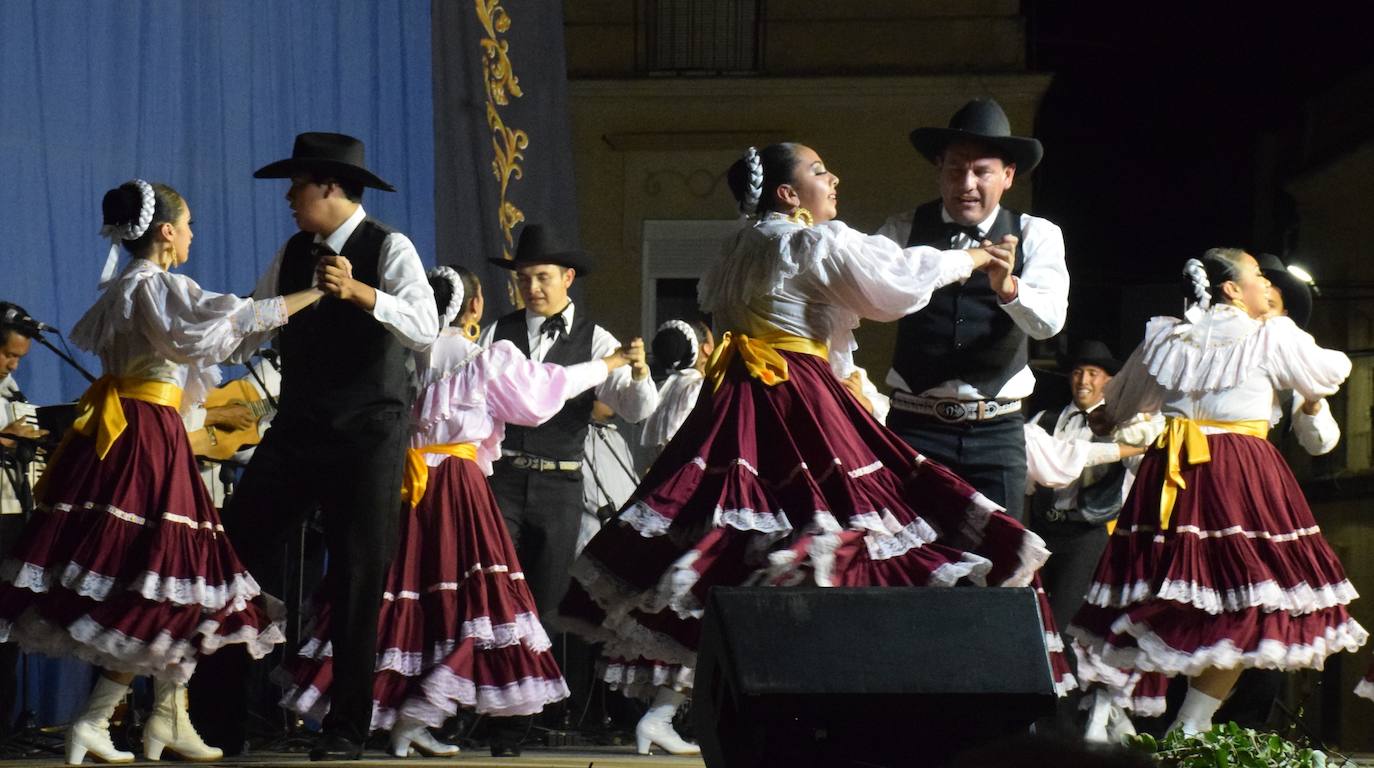 El Festival Valfermoso, organizado por la Asociación Coros y Danzas Virgen del Rosario, congregó a más de 700 personas en la plaza de Huertas de Ánimas. Como novedad, actuó la formación 'Cultura y tradición mexicana', con rimos y bailes muy variados. También se subieron al escenario el grupo infantil, el juvenil y el titular de entidad anfitriona. 