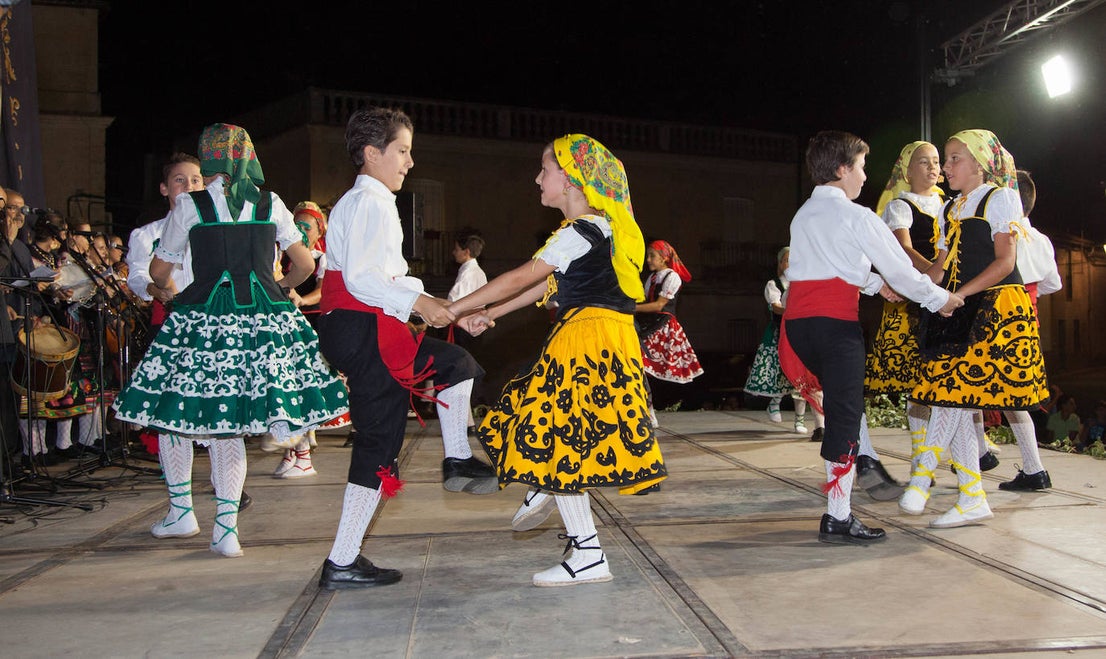 El Festival Valfermoso, organizado por la Asociación Coros y Danzas Virgen del Rosario, congregó a más de 700 personas en la plaza de Huertas de Ánimas. Como novedad, actuó la formación 'Cultura y tradición mexicana', con rimos y bailes muy variados. También se subieron al escenario el grupo infantil, el juvenil y el titular de entidad anfitriona. 