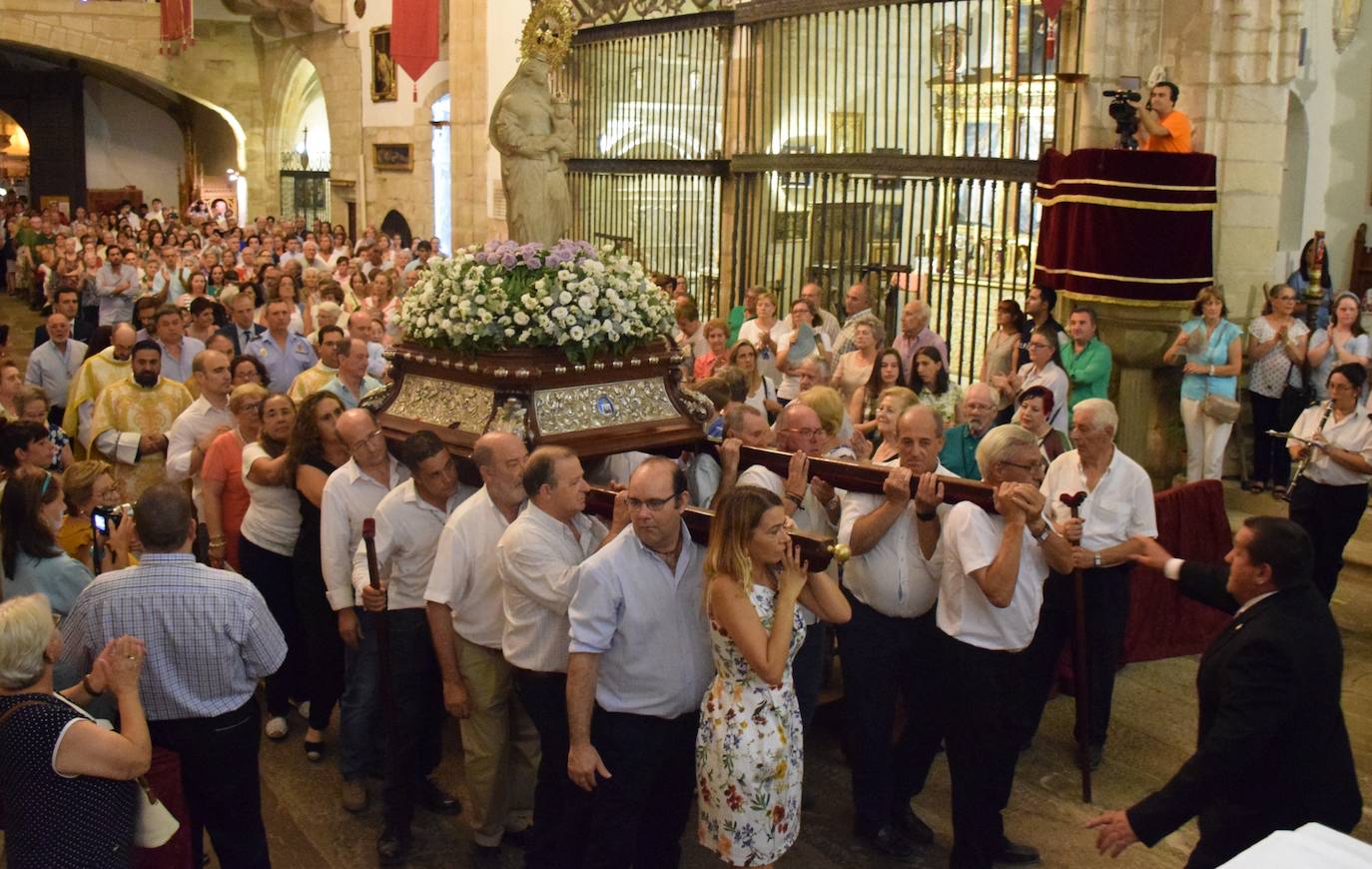 La Patrona, a sullegada a la iglesia de San Martín