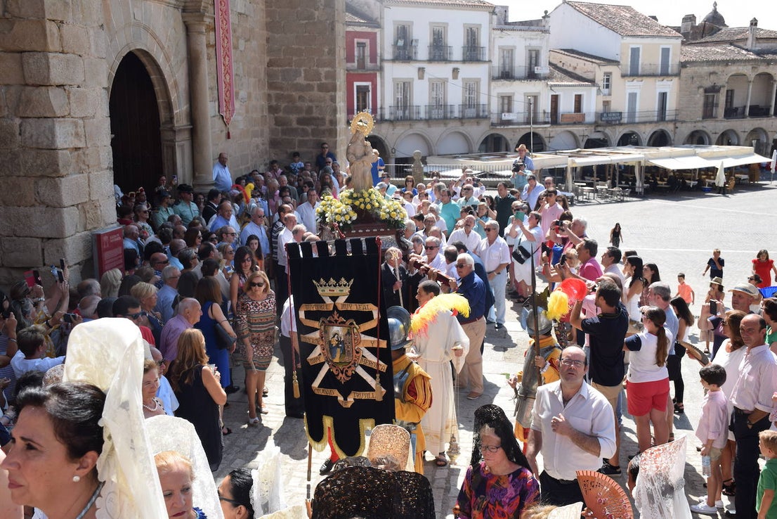 La ciudad despidió ayer los actos religiosos de las fiestas patronales con la tradicional subida, en procesión, de la Patrona, la Virgen de la Victoria, desde la iglesia de San Martín a la alcazaba trujillana. En su explanada, se cantó por última vez en estas fiestas el himno Salve. 