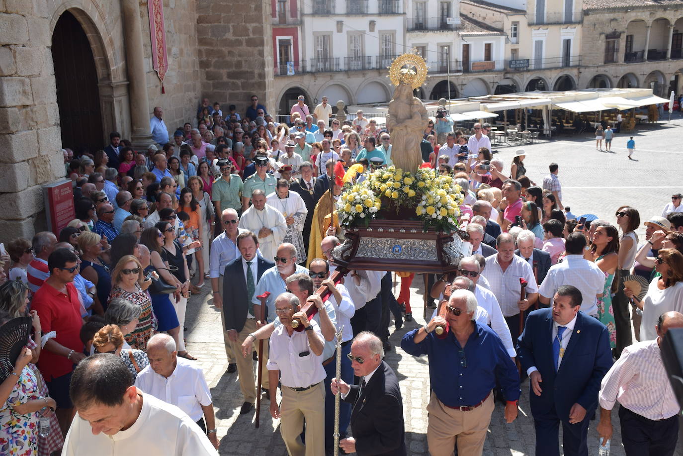 La ciudad despidió ayer los actos religiosos de las fiestas patronales con la tradicional subida, en procesión, de la Patrona, la Virgen de la Victoria, desde la iglesia de San Martín a la alcazaba trujillana. En su explanada, se cantó por última vez en estas fiestas el himno Salve. 