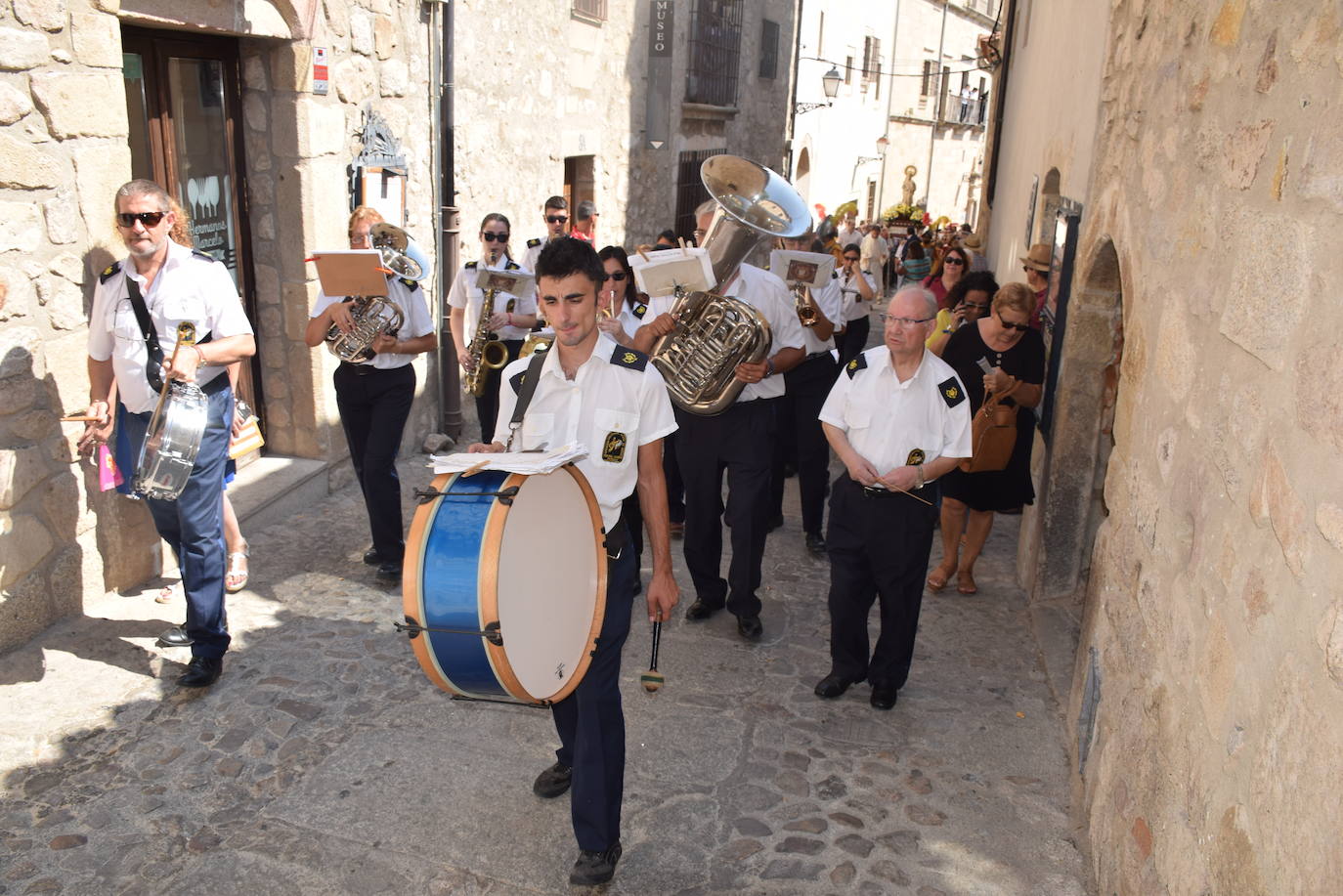 La ciudad despidió ayer los actos religiosos de las fiestas patronales con la tradicional subida, en procesión, de la Patrona, la Virgen de la Victoria, desde la iglesia de San Martín a la alcazaba trujillana. En su explanada, se cantó por última vez en estas fiestas el himno Salve. 