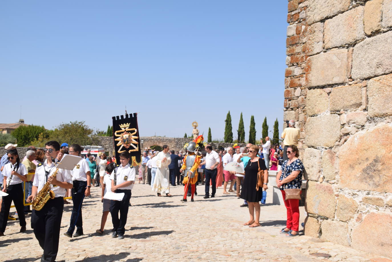 La ciudad despidió ayer los actos religiosos de las fiestas patronales con la tradicional subida, en procesión, de la Patrona, la Virgen de la Victoria, desde la iglesia de San Martín a la alcazaba trujillana. En su explanada, se cantó por última vez en estas fiestas el himno Salve. 