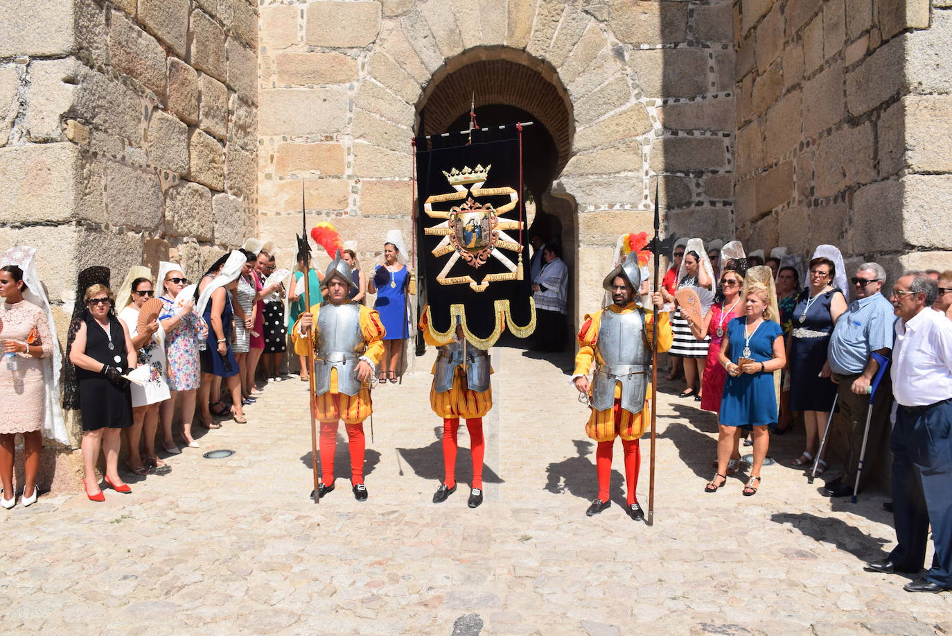 La ciudad despidió ayer los actos religiosos de las fiestas patronales con la tradicional subida, en procesión, de la Patrona, la Virgen de la Victoria, desde la iglesia de San Martín a la alcazaba trujillana. En su explanada, se cantó por última vez en estas fiestas el himno Salve. 