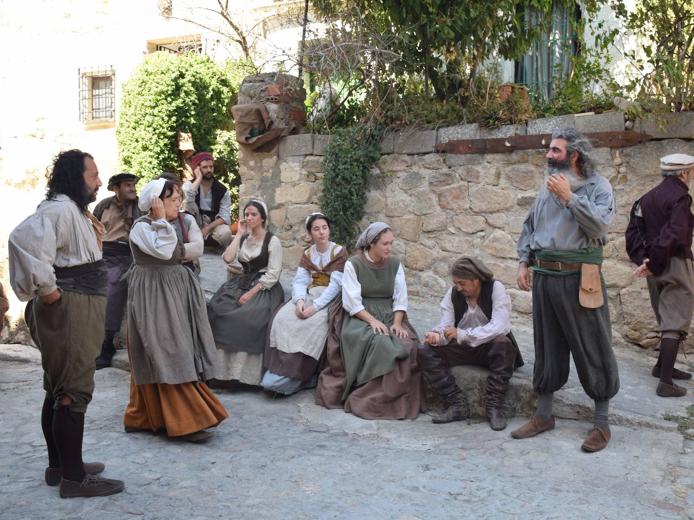 Algunos de los figurantes esperando entrar en escena 