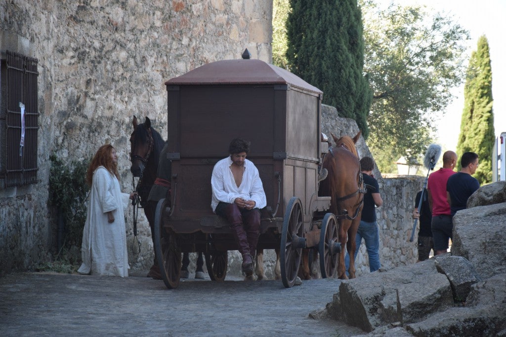 La parte antigua se convirtió en la Plasencia del siglo XVI, por donde caminaba la heroína Inés de Suárez, justo antes de emprender su viaje al Nuevo Mundo en busca de su marido, Juan de Málaga. Así fue parte del rodaje de la serie 'Inés del alma mía' en la ciudad. Contó con tres jornadas y en ellas participó la protagonista, Elena Rivera.