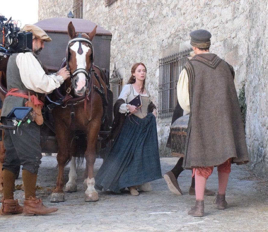 La parte antigua se convirtió en la Plasencia del siglo XVI, por donde caminaba la heroína Inés de Suárez, justo antes de emprender su viaje al Nuevo Mundo en busca de su marido, Juan de Málaga. Así fue parte del rodaje de la serie 'Inés del alma mía' en la ciudad. Contó con tres jornadas y en ellas participó la protagonista, Elena Rivera.