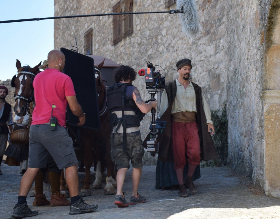 La parte antigua se convirtió en la Plasencia del siglo XVI, por donde caminaba la heroína Inés de Suárez, justo antes de emprender su viaje al Nuevo Mundo en busca de su marido, Juan de Málaga. Así fue parte del rodaje de la serie 'Inés del alma mía' en la ciudad. Contó con tres jornadas y en ellas participó la protagonista, Elena Rivera.