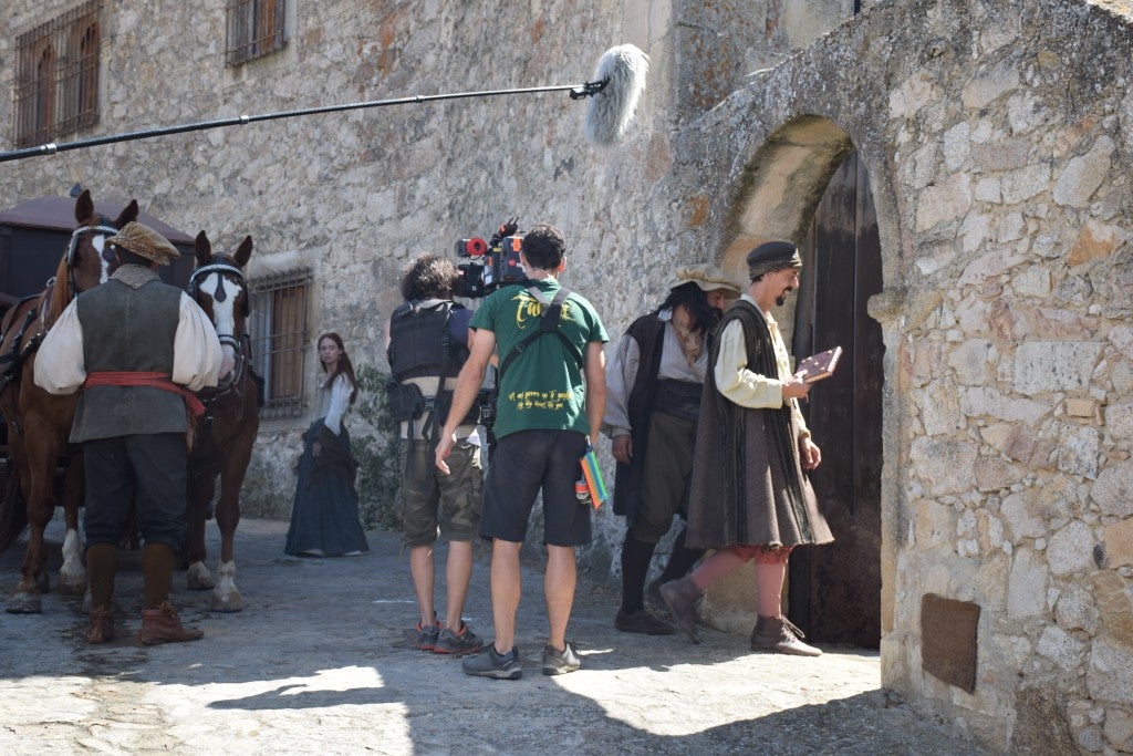 La parte antigua se convirtió en la Plasencia del siglo XVI, por donde caminaba la heroína Inés de Suárez, justo antes de emprender su viaje al Nuevo Mundo en busca de su marido, Juan de Málaga. Así fue parte del rodaje de la serie 'Inés del alma mía' en la ciudad. Contó con tres jornadas y en ellas participó la protagonista, Elena Rivera.