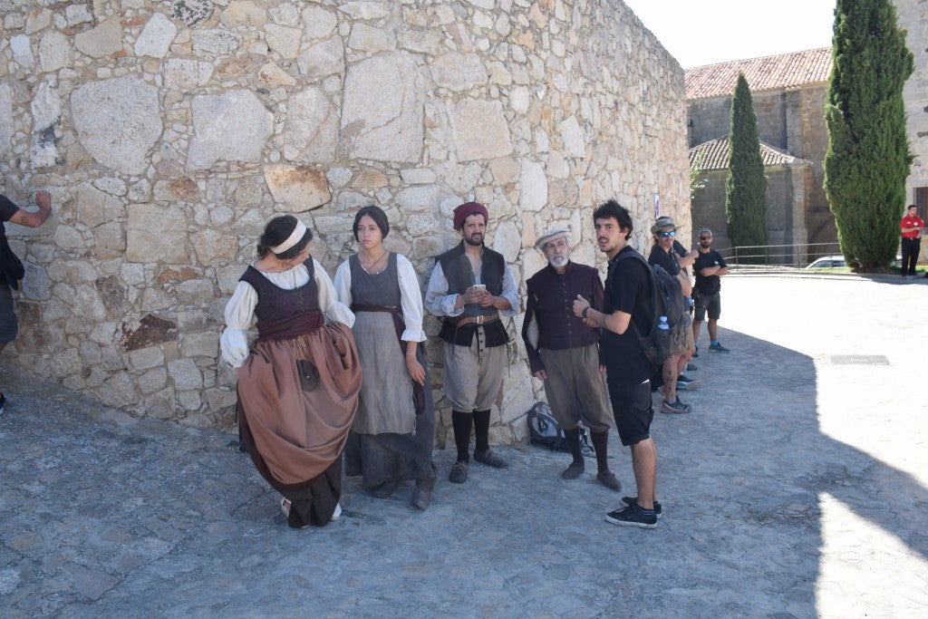 La parte antigua se convirtió en la Plasencia del siglo XVI, por donde caminaba la heroína Inés de Suárez, justo antes de emprender su viaje al Nuevo Mundo en busca de su marido, Juan de Málaga. Así fue parte del rodaje de la serie 'Inés del alma mía' en la ciudad. Contó con tres jornadas y en ellas participó la protagonista, Elena Rivera.