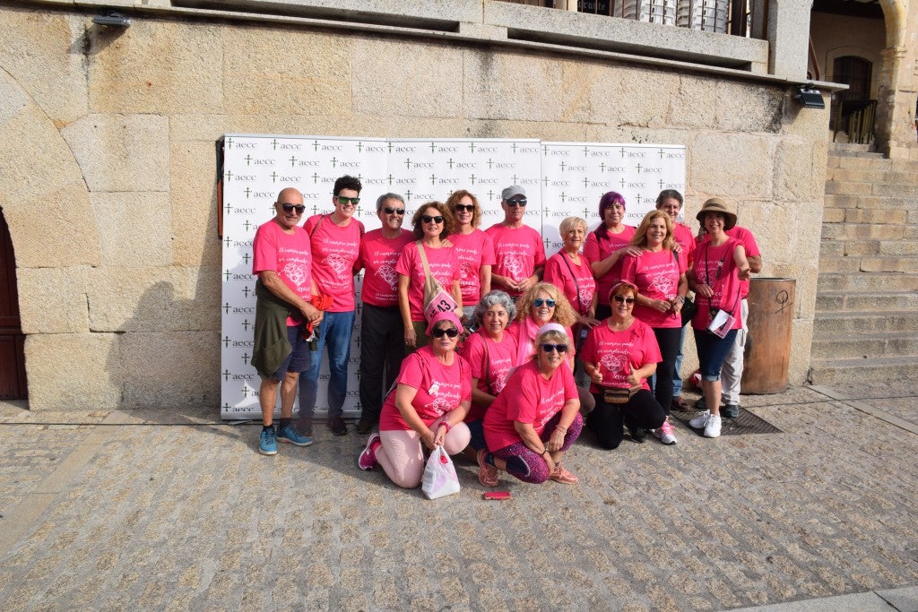 Las calles de la ciudad se tiñeron de rosa, con la celebración ayer de la multitudinaria VIII Marcha Contra el Cáncer. Reunió no solo a vecinos de Trujillo, sino también de diferentes poblaciones de la comarca e incluso, de otras zonas de Extremadura. Al final, se vendieron 3.132 dorsales, una cifra muy parecida a la del año pasado, a un precio de 5 euros. Junto a esos dorsales, se entregaron las camisetas rosas identificativas.