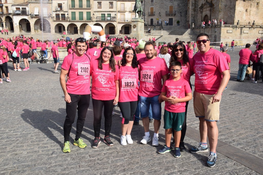 Las calles de la ciudad se tiñeron de rosa, con la celebración ayer de la multitudinaria VIII Marcha Contra el Cáncer. Reunió no solo a vecinos de Trujillo, sino también de diferentes poblaciones de la comarca e incluso, de otras zonas de Extremadura. Al final, se vendieron 3.132 dorsales, una cifra muy parecida a la del año pasado, a un precio de 5 euros. Junto a esos dorsales, se entregaron las camisetas rosas identificativas.