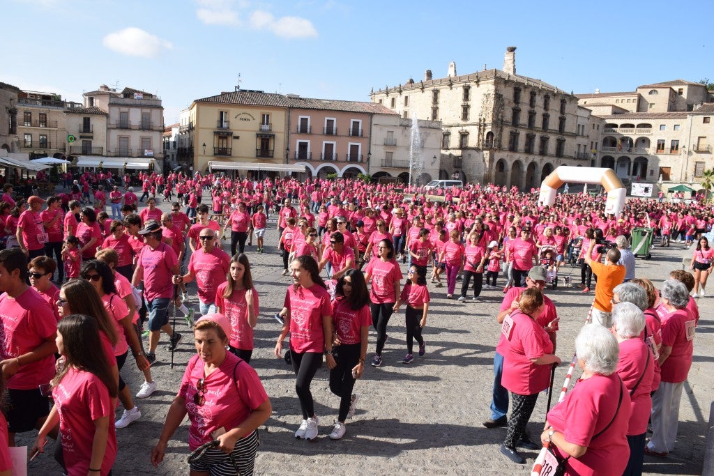 Las calles de la ciudad se tiñeron de rosa, con la celebración ayer de la multitudinaria VIII Marcha Contra el Cáncer. Reunió no solo a vecinos de Trujillo, sino también de diferentes poblaciones de la comarca e incluso, de otras zonas de Extremadura. Al final, se vendieron 3.132 dorsales, una cifra muy parecida a la del año pasado, a un precio de 5 euros. Junto a esos dorsales, se entregaron las camisetas rosas identificativas.