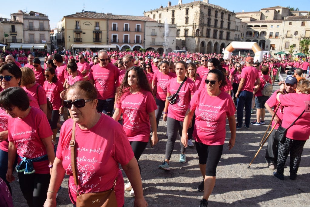 Las calles de la ciudad se tiñeron de rosa, con la celebración ayer de la multitudinaria VIII Marcha Contra el Cáncer. Reunió no solo a vecinos de Trujillo, sino también de diferentes poblaciones de la comarca e incluso, de otras zonas de Extremadura. Al final, se vendieron 3.132 dorsales, una cifra muy parecida a la del año pasado, a un precio de 5 euros. Junto a esos dorsales, se entregaron las camisetas rosas identificativas.