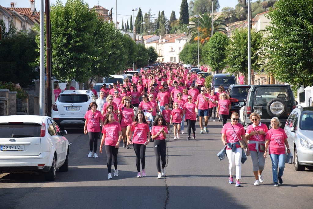 Las calles de la ciudad se tiñeron de rosa, con la celebración ayer de la multitudinaria VIII Marcha Contra el Cáncer. Reunió no solo a vecinos de Trujillo, sino también de diferentes poblaciones de la comarca e incluso, de otras zonas de Extremadura. Al final, se vendieron 3.132 dorsales, una cifra muy parecida a la del año pasado, a un precio de 5 euros. Junto a esos dorsales, se entregaron las camisetas rosas identificativas.