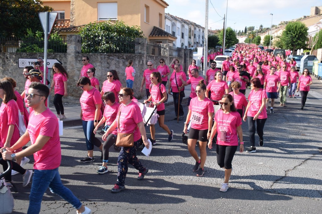 Las calles de la ciudad se tiñeron de rosa, con la celebración ayer de la multitudinaria VIII Marcha Contra el Cáncer. Reunió no solo a vecinos de Trujillo, sino también de diferentes poblaciones de la comarca e incluso, de otras zonas de Extremadura. Al final, se vendieron 3.132 dorsales, una cifra muy parecida a la del año pasado, a un precio de 5 euros. Junto a esos dorsales, se entregaron las camisetas rosas identificativas.