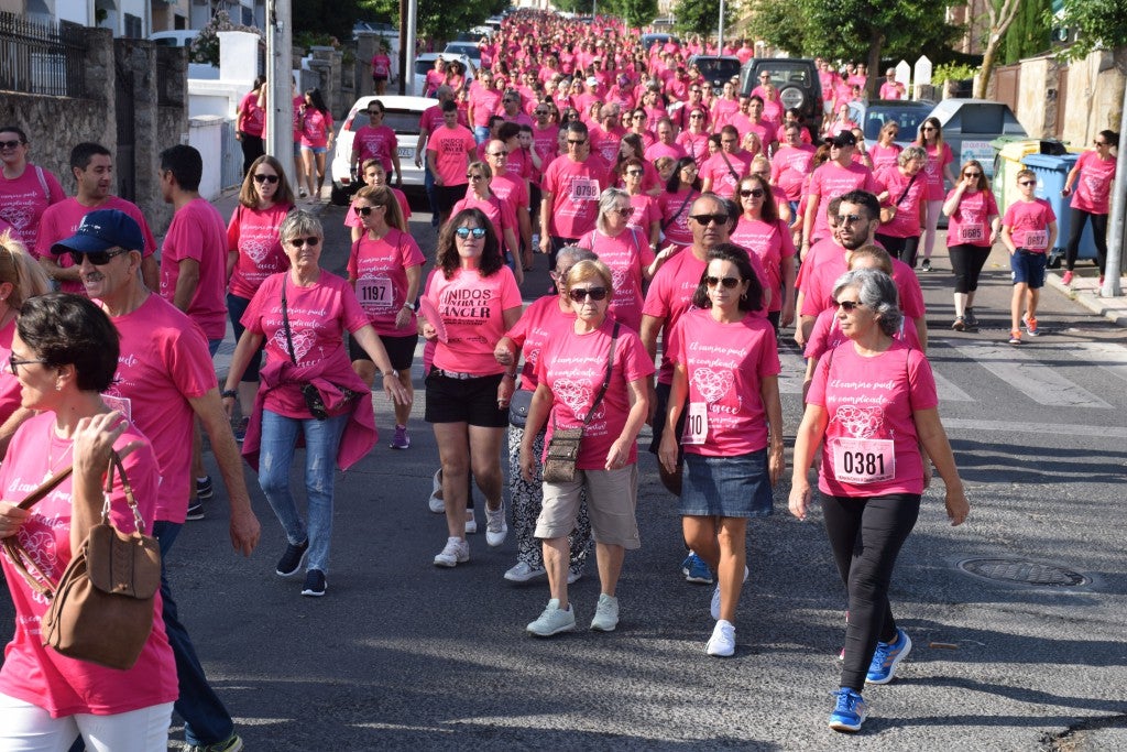 Las calles de la ciudad se tiñeron de rosa, con la celebración ayer de la multitudinaria VIII Marcha Contra el Cáncer. Reunió no solo a vecinos de Trujillo, sino también de diferentes poblaciones de la comarca e incluso, de otras zonas de Extremadura. Al final, se vendieron 3.132 dorsales, una cifra muy parecida a la del año pasado, a un precio de 5 euros. Junto a esos dorsales, se entregaron las camisetas rosas identificativas.