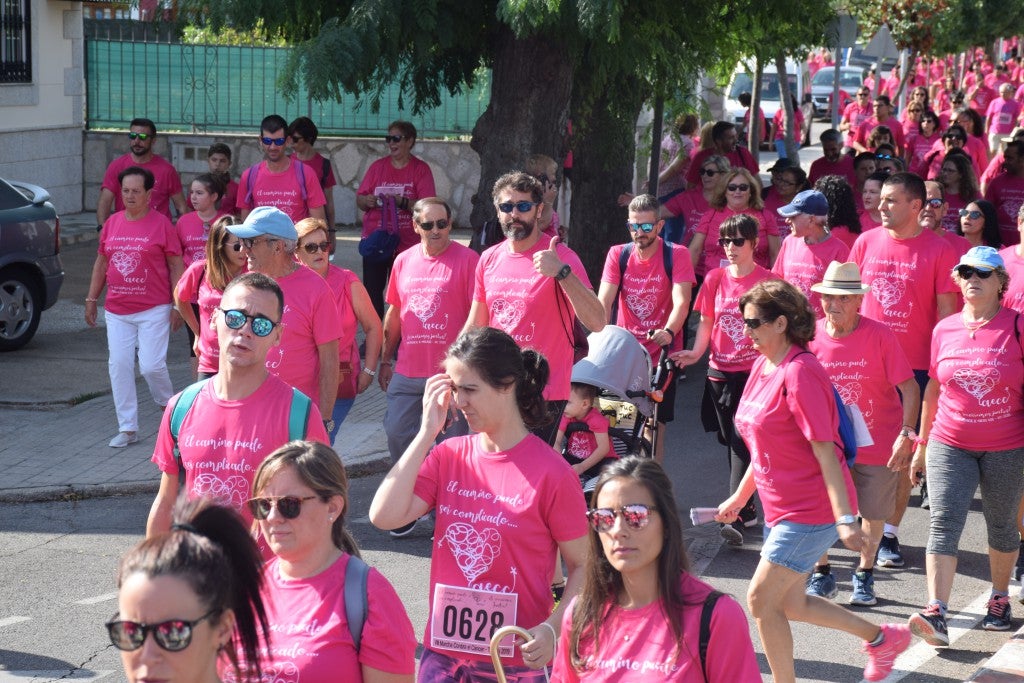 Las calles de la ciudad se tiñeron de rosa, con la celebración ayer de la multitudinaria VIII Marcha Contra el Cáncer. Reunió no solo a vecinos de Trujillo, sino también de diferentes poblaciones de la comarca e incluso, de otras zonas de Extremadura. Al final, se vendieron 3.132 dorsales, una cifra muy parecida a la del año pasado, a un precio de 5 euros. Junto a esos dorsales, se entregaron las camisetas rosas identificativas.