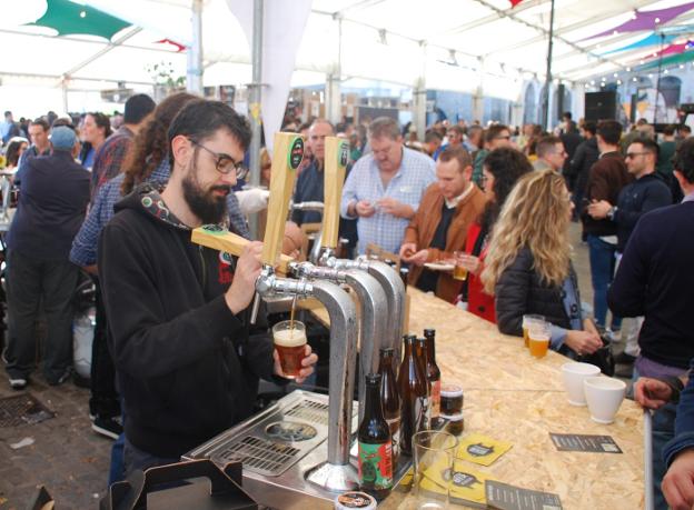 Participante de una edición anterior de la Feria de la Cerveza Artesana, en la plaza Mayor 
