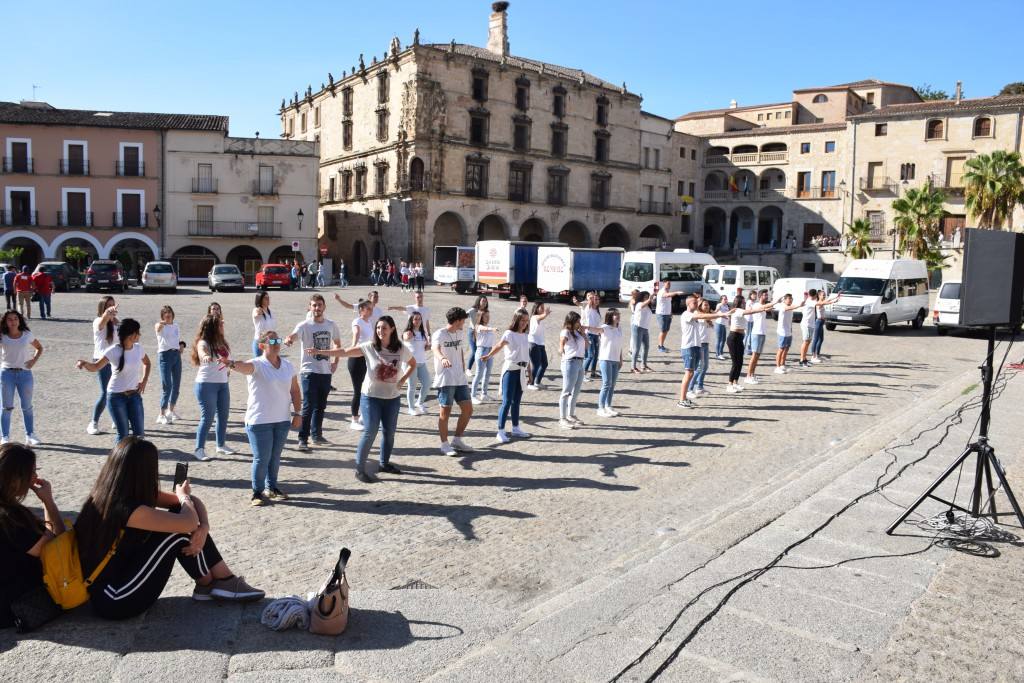 El centro de Trujillo de Aspace Cáceres no ha querido pasar por alto el Día Mundial de la Parálisis Cerebral, que se conmemora el 6 de octubre. Por ello, llevó a cabo ayer una actividad lúdica, reivindicativa y de sensibilización en la plaza Mayor, englobada en la campaña 'Dale la vuela', de la Confederación Aspace