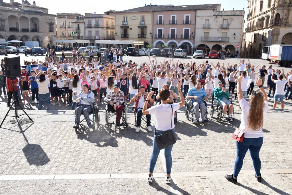 El centro de Trujillo de Aspace Cáceres no ha querido pasar por alto el Día Mundial de la Parálisis Cerebral, que se conmemora el 6 de octubre. Por ello, llevó a cabo ayer una actividad lúdica, reivindicativa y de sensibilización en la plaza Mayor, englobada en la campaña 'Dale la vuela', de la Confederación Aspace