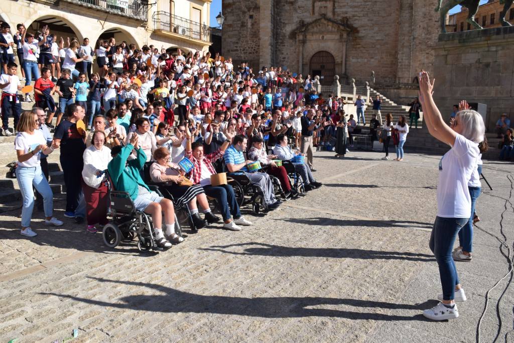 El centro de Trujillo de Aspace Cáceres no ha querido pasar por alto el Día Mundial de la Parálisis Cerebral, que se conmemora el 6 de octubre. Por ello, llevó a cabo ayer una actividad lúdica, reivindicativa y de sensibilización en la plaza Mayor, englobada en la campaña 'Dale la vuela', de la Confederación Aspace