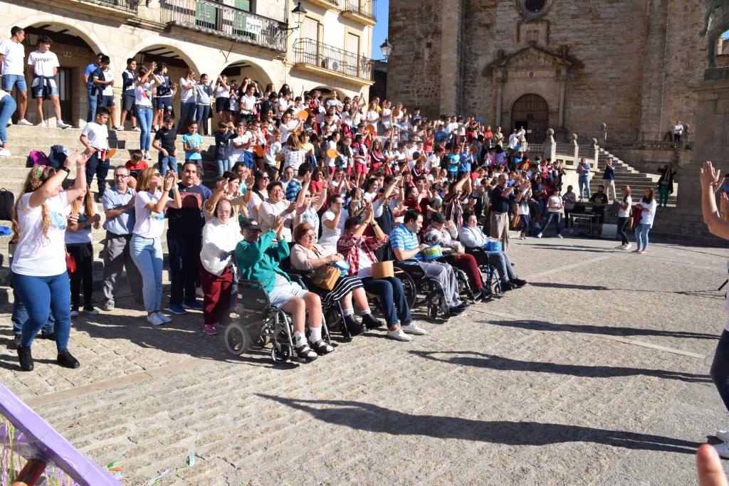 El centro de Trujillo de Aspace Cáceres no ha querido pasar por alto el Día Mundial de la Parálisis Cerebral, que se conmemora el 6 de octubre. Por ello, llevó a cabo ayer una actividad lúdica, reivindicativa y de sensibilización en la plaza Mayor, englobada en la campaña 'Dale la vuela', de la Confederación Aspace