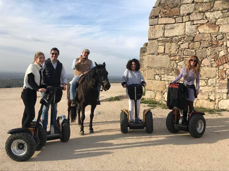 Usuarios del segway por la ciudad trujillana 