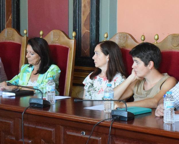 Las concejalas Marisa Fernández y Gabriela Carvajal, junto con su compañera, Manuela Ortega 