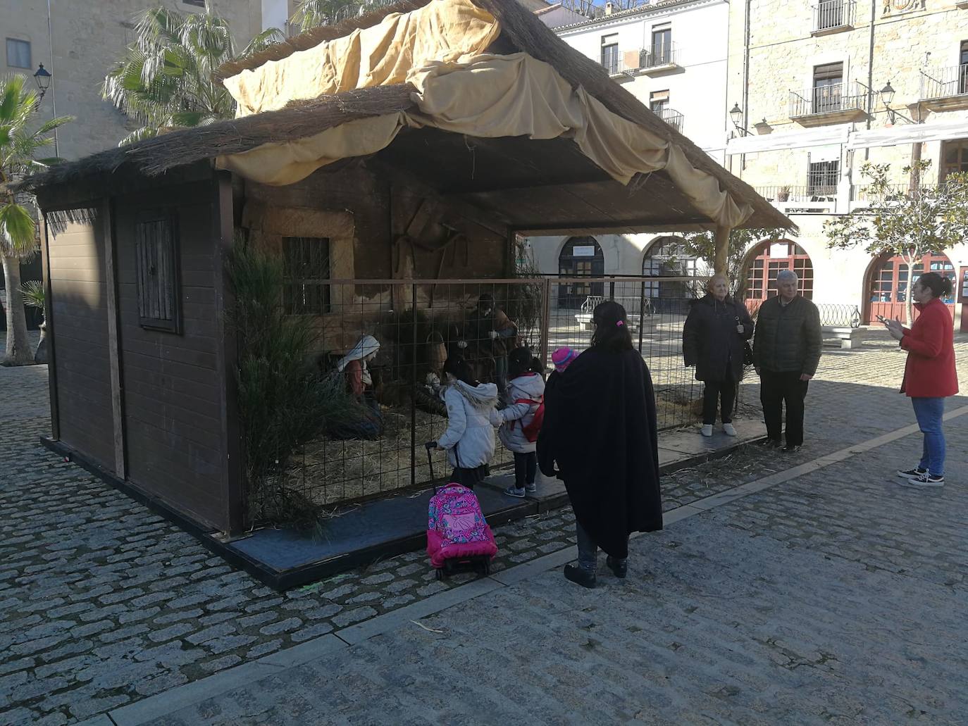 Vecinos viendo el portal de belén de la plaza Mayor, ayer 