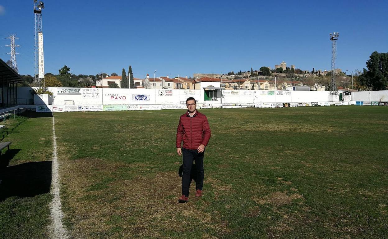 El concejal en el campo de fútbol 