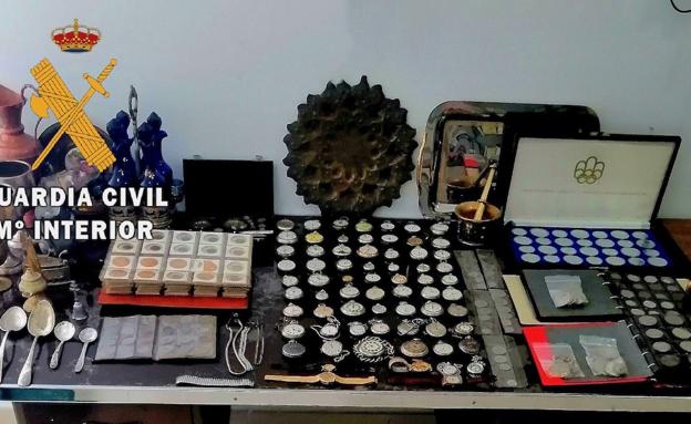 Detenido por el robo de relojes y monedas antiguas valorados en más de 120.000 euros en Torrecillas de la Tiesa