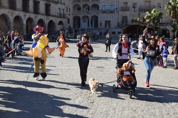 Participantes de la San Silvestre celebrada ayer