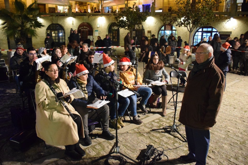 Participantes en la carroza de la Asociación de Empresarios de Trujillo 