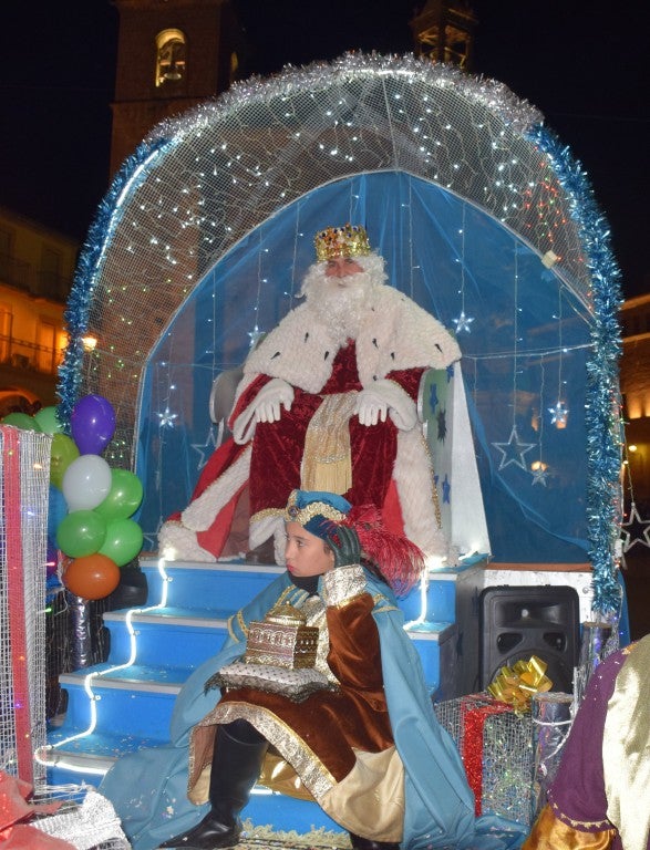 Participantes en la carroza de la Asociación de Empresarios de Trujillo 