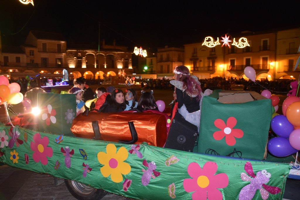 Participantes en la carroza de la Asociación de Empresarios de Trujillo 