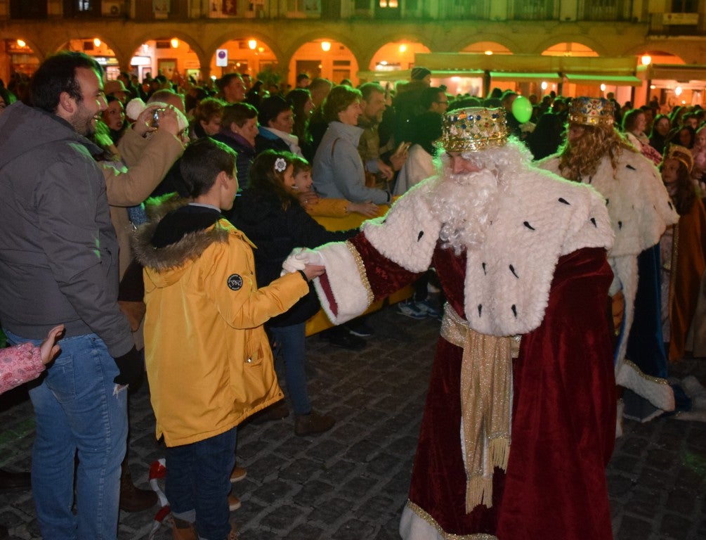 Participantes en la carroza de la Asociación de Empresarios de Trujillo 