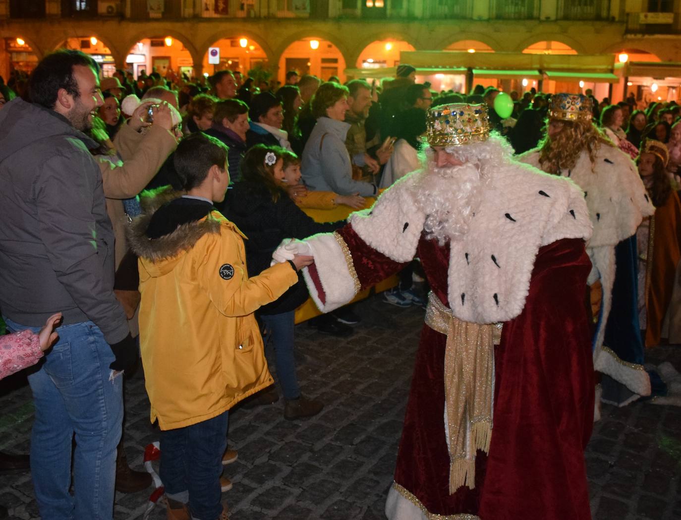 Melchor, saludando a la vecindad, en la plaza Mayor 