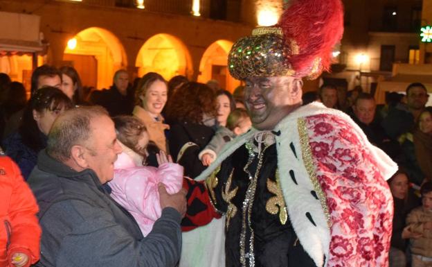 Imagen. Baltasar saluda a una niña en la plaza Mayor