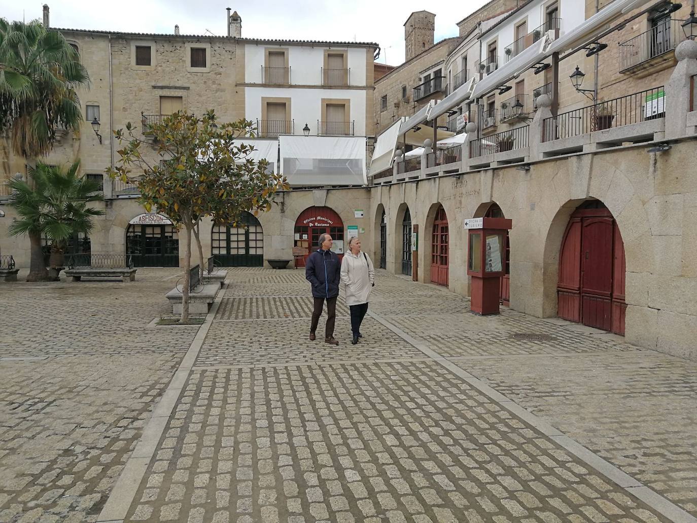 Visitantes junto a la Oficina de Turismo 