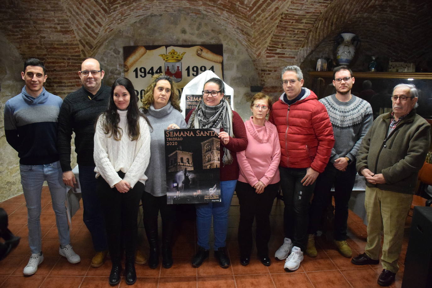 Directivos de la cofradía, con el cartel anunciador 