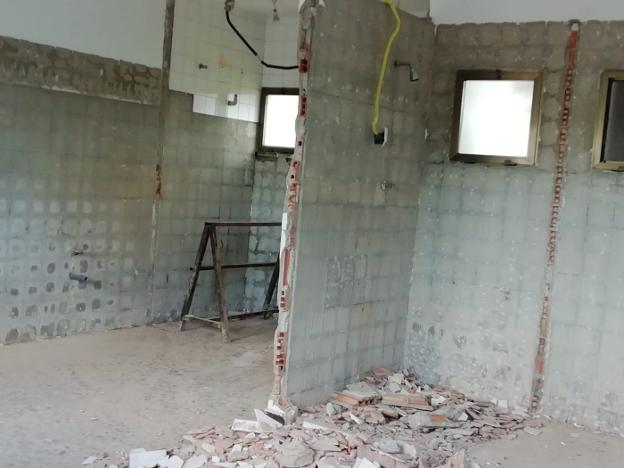 Obras en servicios y vestuarios de la piscina, ahora paradas.
