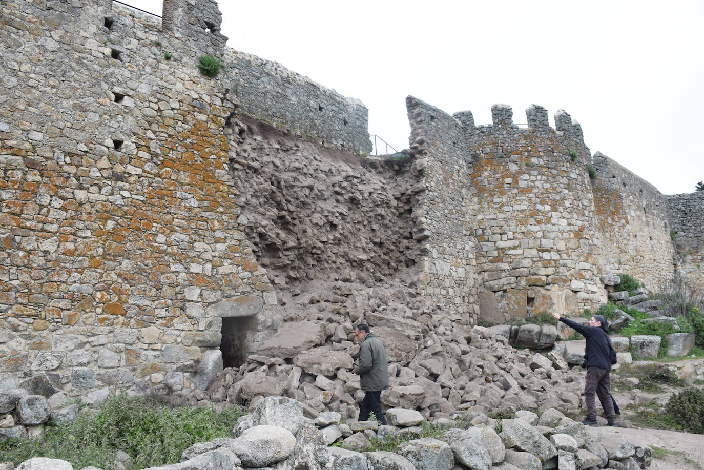 Vecinos viendo el derrumbe del a muralla 