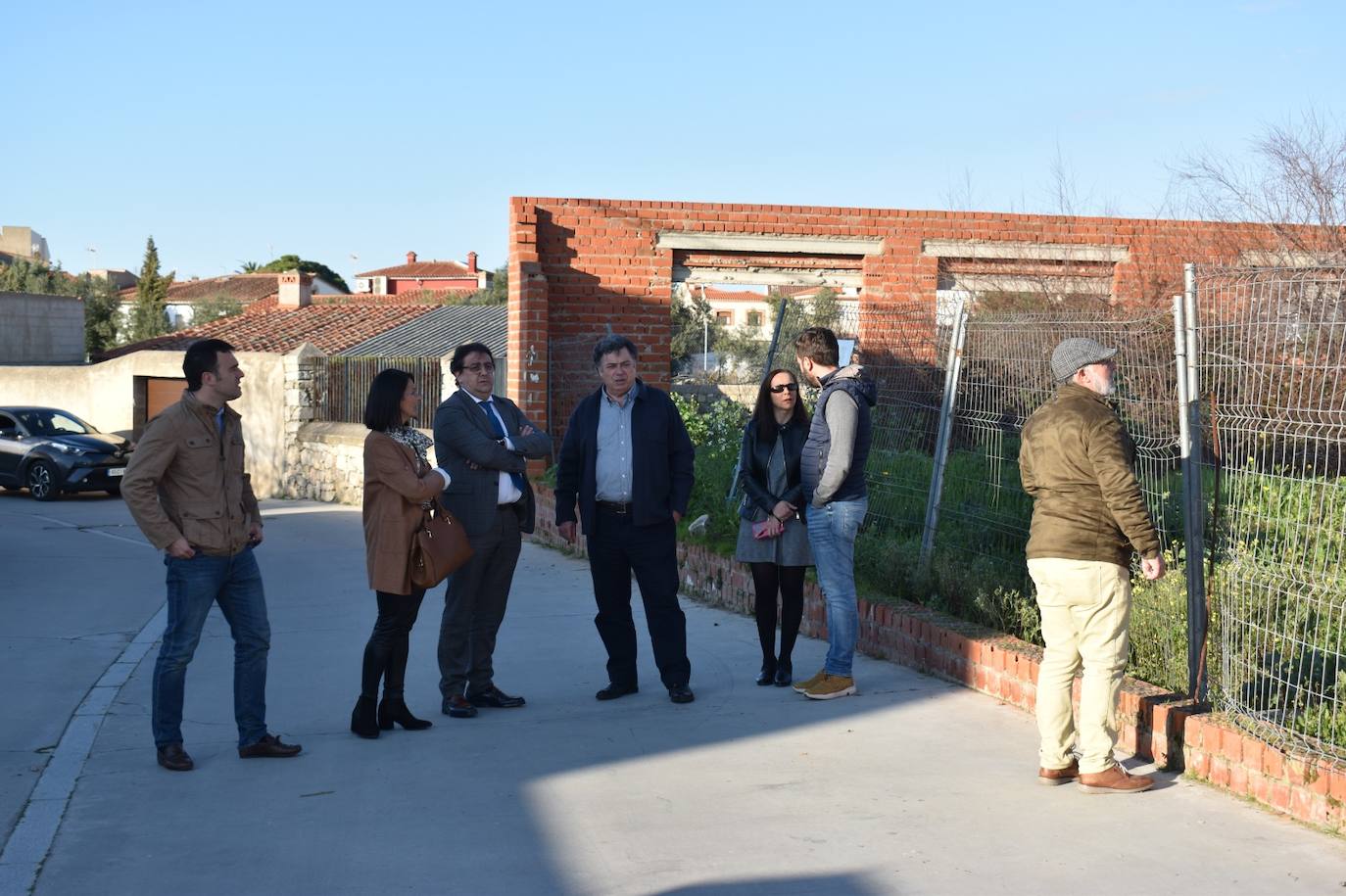 El consejero con integrantes del equipo de gobierno, viendo los terrenos de la residencia 